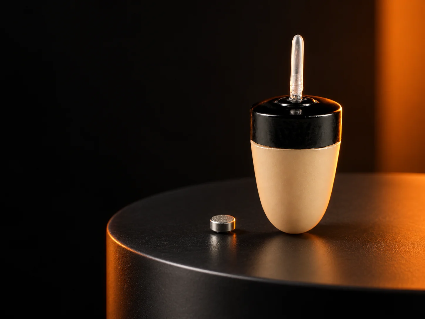 Detalle ampliado de un auricular Vip Pro y un pinganillo Nano